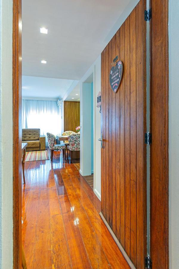 Amplo Apartamento Ao Lado Da Rua Coberta Gramado Exterior photo
