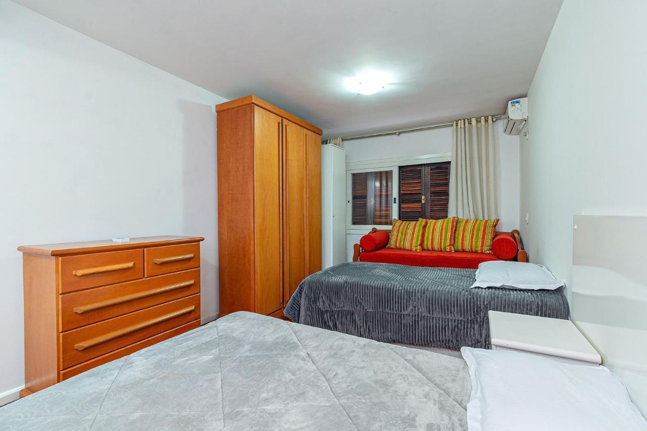 Amplo Apartamento Ao Lado Da Rua Coberta Gramado Exterior photo
