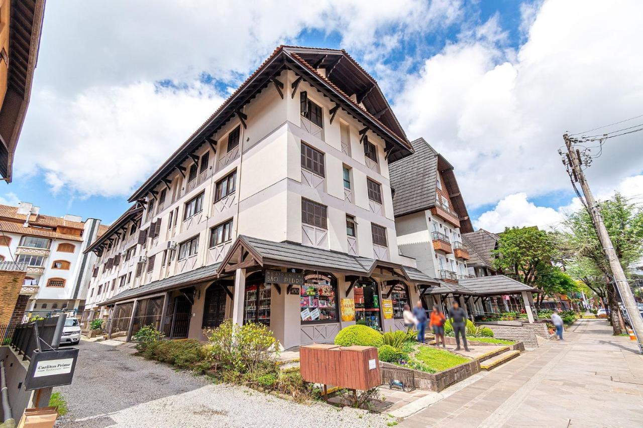 Amplo Apartamento Ao Lado Da Rua Coberta Gramado Exterior photo