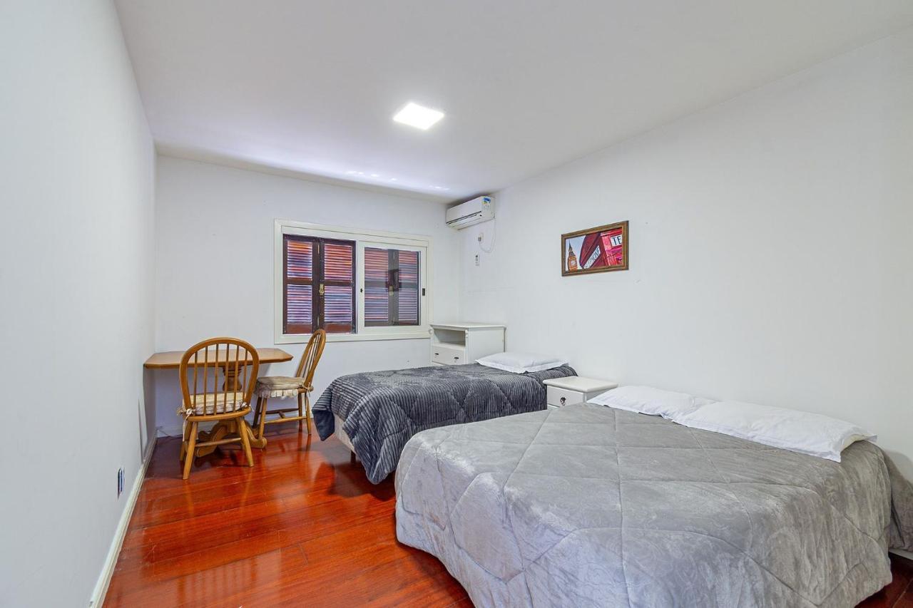 Amplo Apartamento Ao Lado Da Rua Coberta Gramado Exterior photo